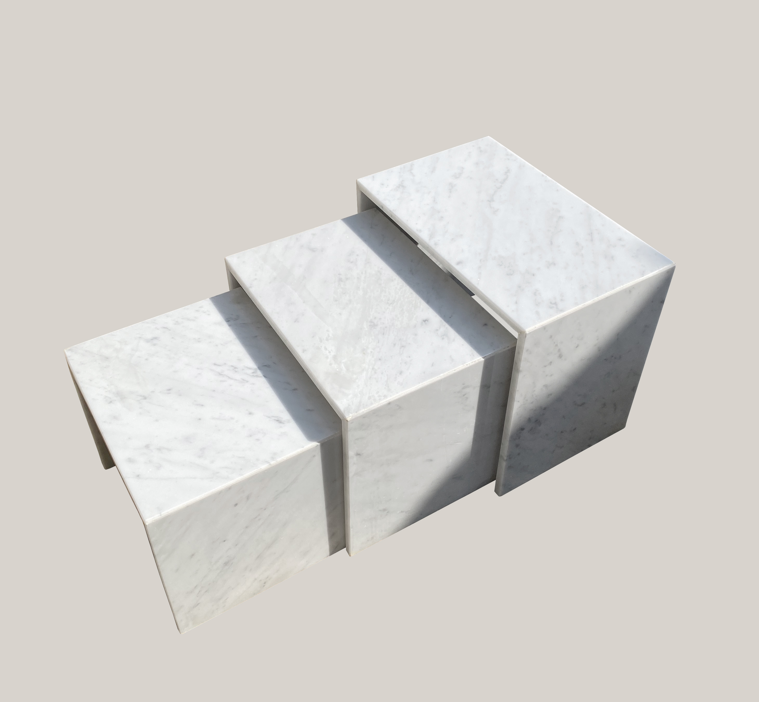 Tables gigogne en marbre blanc de carrare
